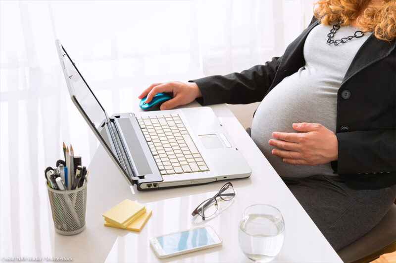 Jak ubrać się do pracy w ciąży? Moda ciążowa w pracy