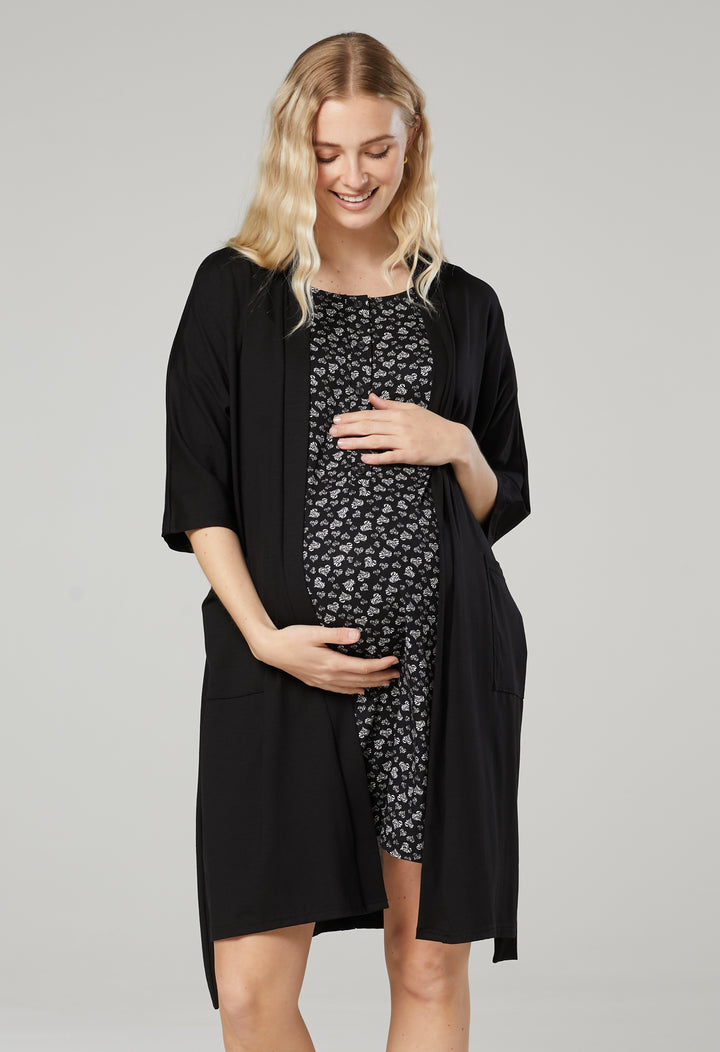 Ciążowy zestaw na poród: kocyk dla dziecka, koszula do porodu i szlafrok