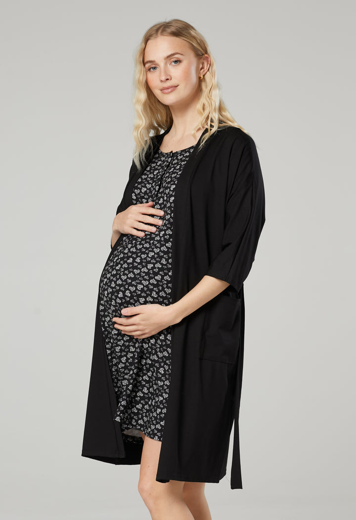 Ciążowy zestaw na poród: kocyk dla dziecka, koszula do porodu i szlafrok